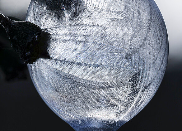 Gefrorene Seifenblase in Tropfenform