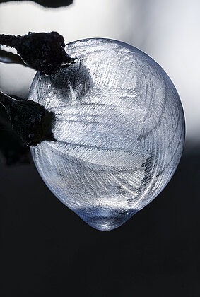 Gefrorene Seifenblase in Tropfenform