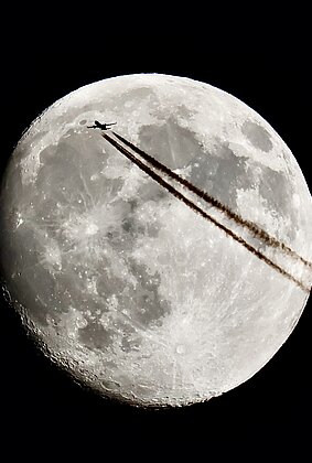 Seltenes Foto Flugzeug vor dem Mond 