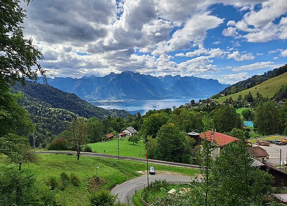 Blick von Les Avants über den Genfersee zu den Savoyer Alpen