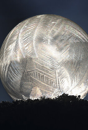 Eisig kalt wars heute Morgen - selbst Seifenblasen gefroren.