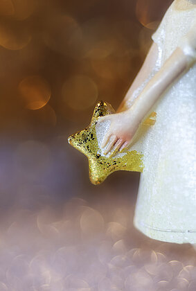 Ein Engel schenkt dir einen Stern gegen die Dunkelheit.