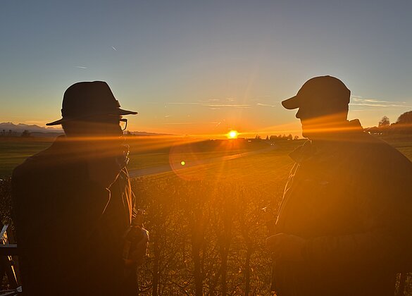 Jäger Philosophieren beim Sonnenuntergang