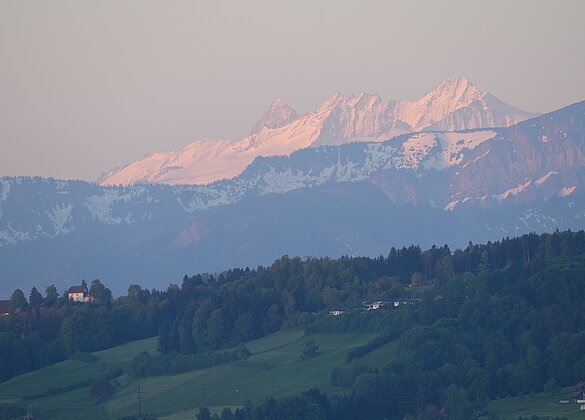 Berner Alpen von Aesch aus