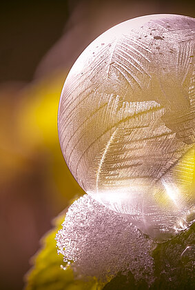 Bei eisigen Temp. und Sonnenschein gefrieren Seifenblasen