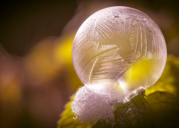Bei eisigen Temp. und Sonnenschein gefrieren Seifenblasen