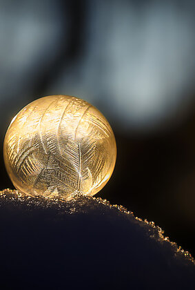 Bei eisiger Kälte gefrieren die Seifenblasen.