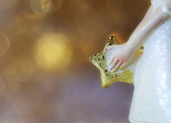 Ein Engel schenkt dir einen Stern gegen die Dunkelheit.