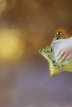 Ein Engel schenkt dir einen Stern gegen die Dunkelheit.