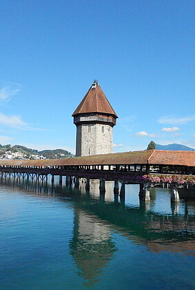 Das Wahrzeichen von Luzern im schönsten Herbstlicht.