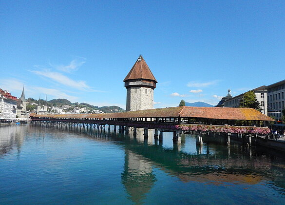 Das Wahrzeichen von Luzern im schönsten Herbstlicht.