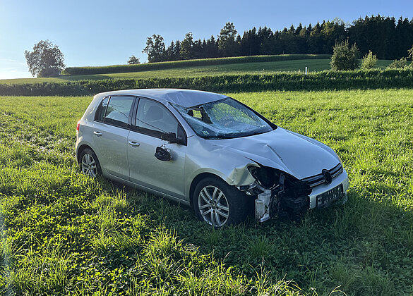 Nach über 130 Metern kam das Auto auf der Wiese zum Stillstand.  Foto: Luzerner Polizei