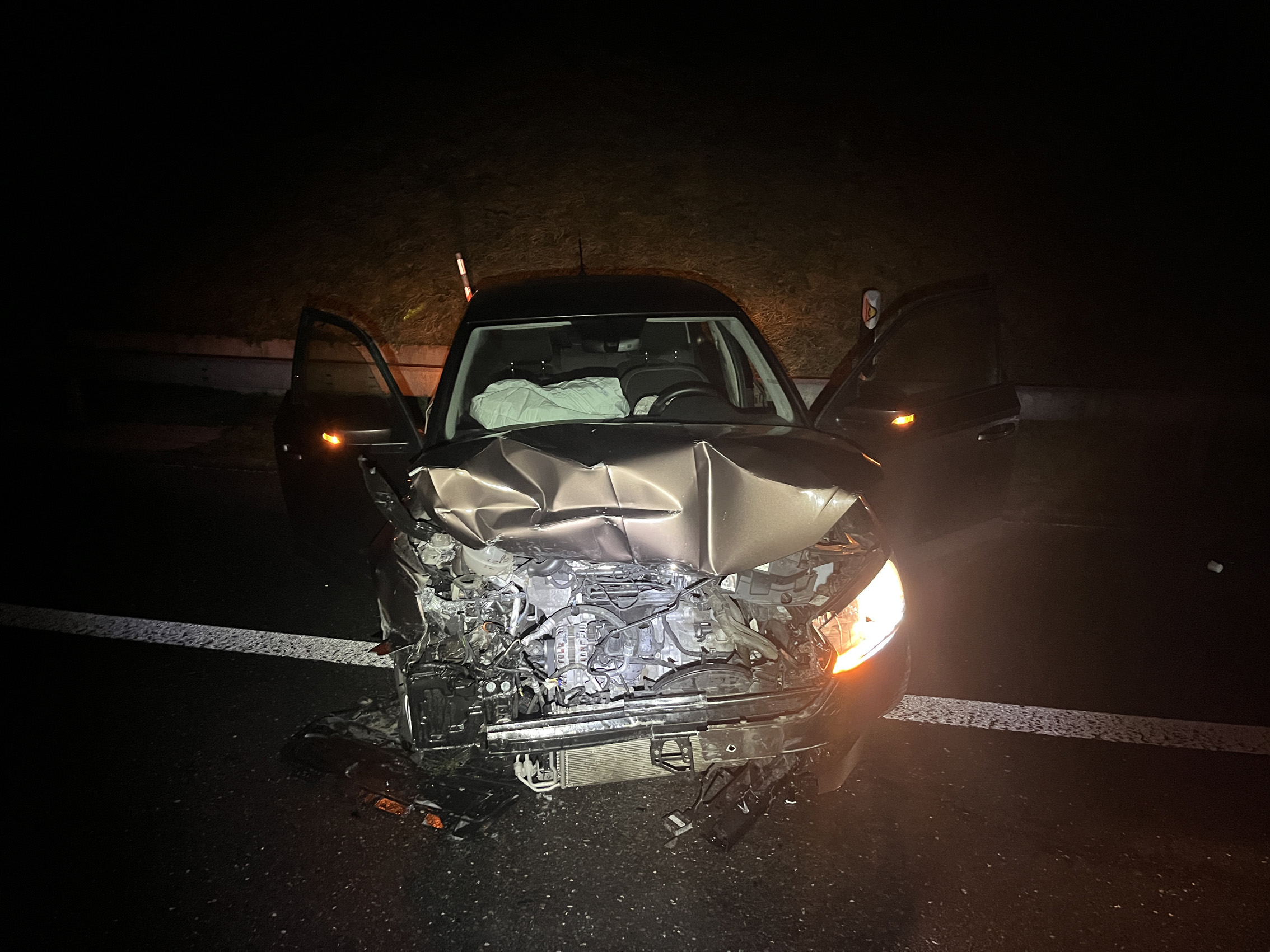 In Buchrain prallte ein Auto ungebremst ins Heck des vorderen Fahrzeugs. Foto: Luzerner Polizei