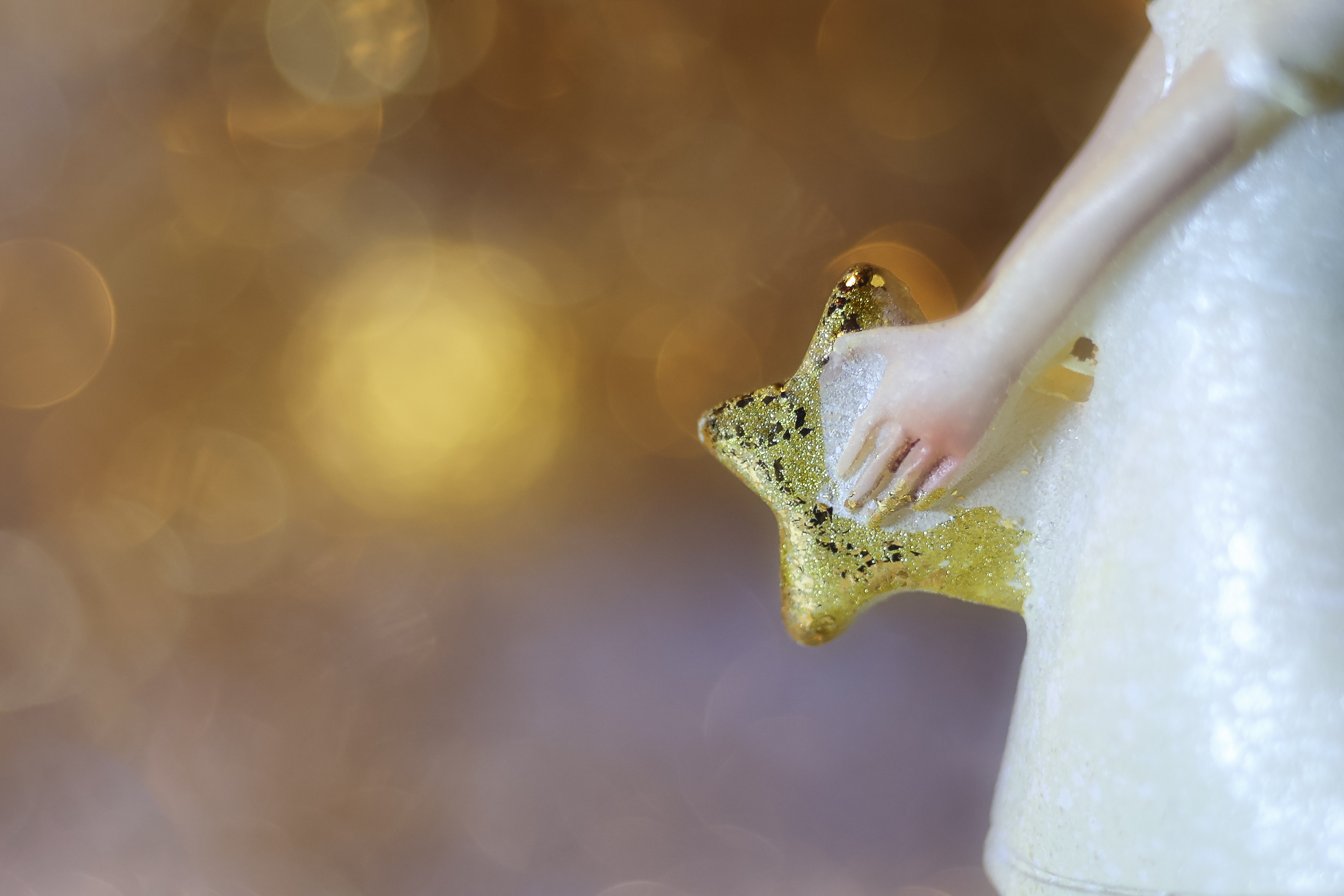 Ein Engel schenkt dir einen Stern gegen die Dunkelheit.