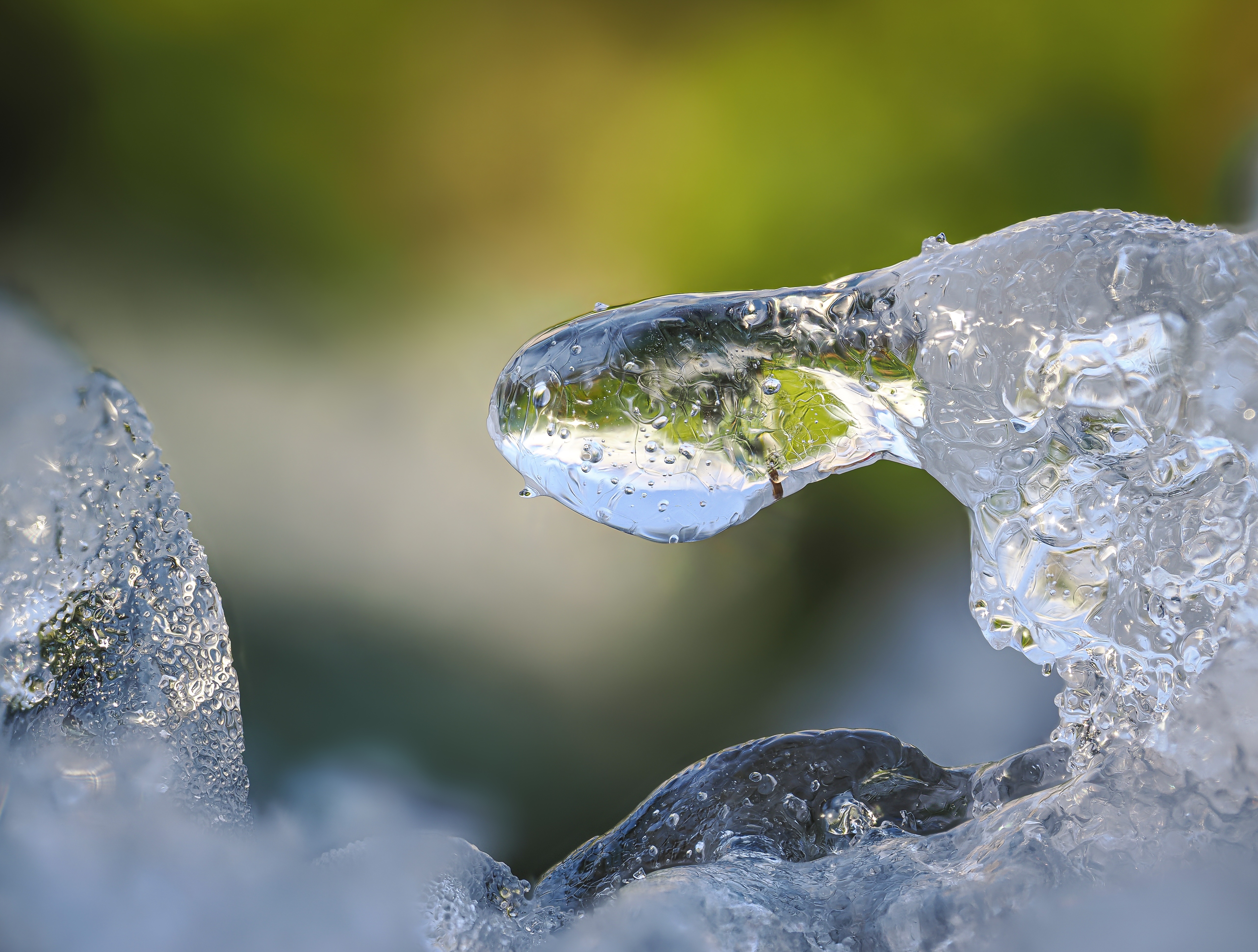Die Sonne lässt das Eis schmelzen.