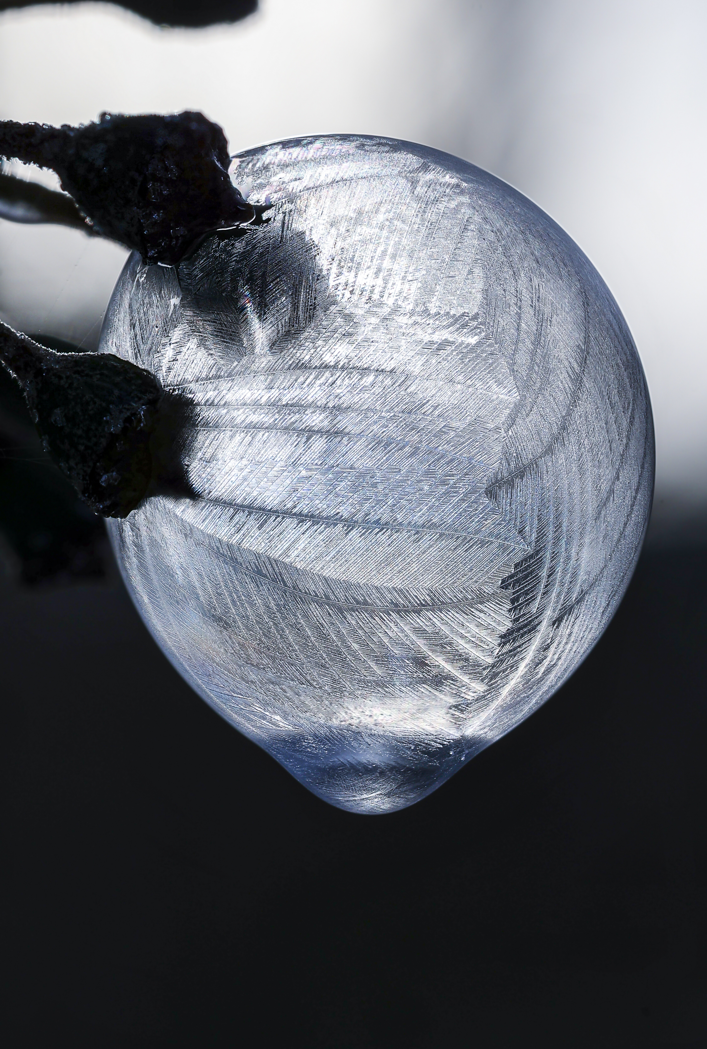 Gefrorene Seifenblase in Tropfenform
