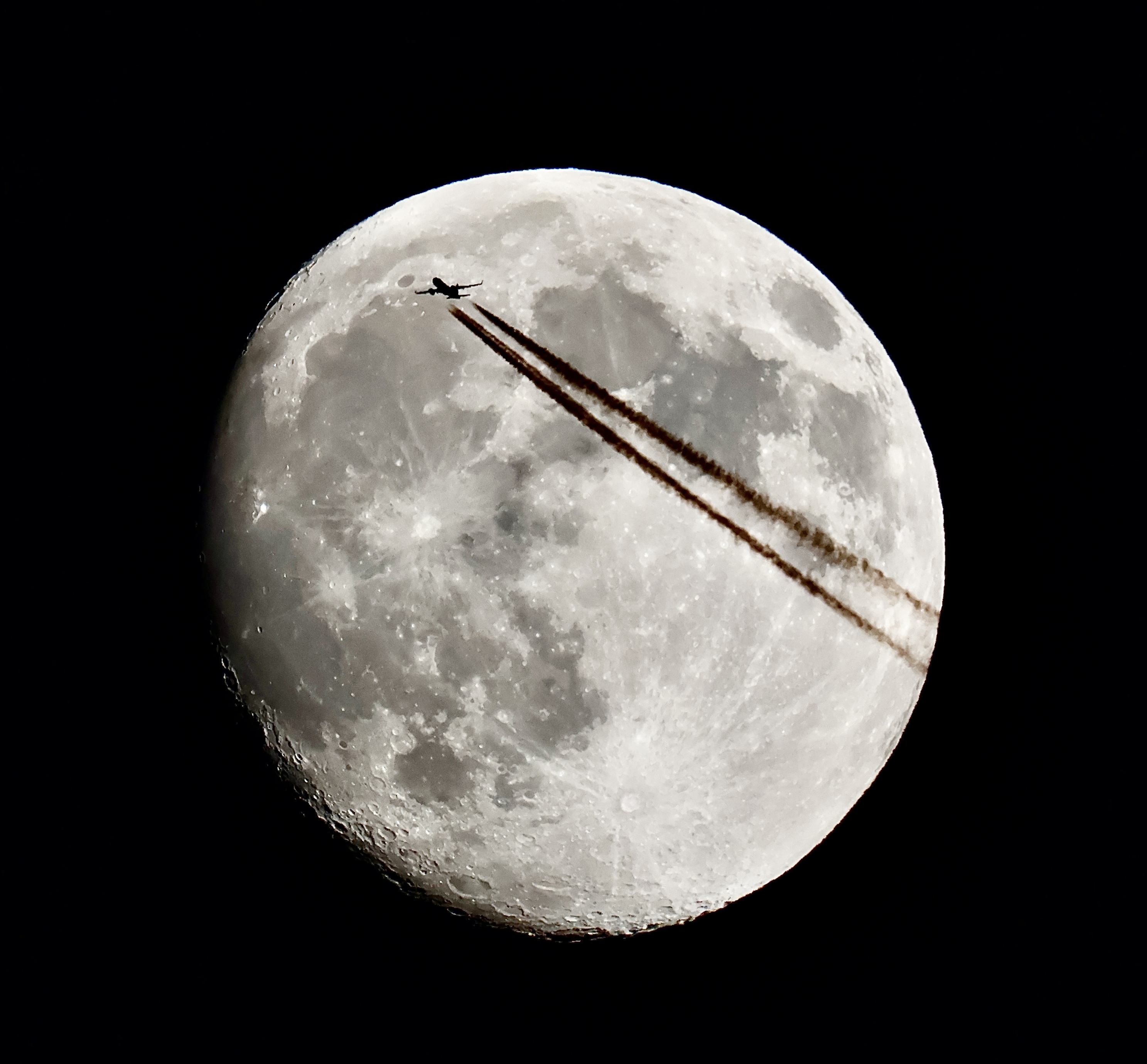 Seltenes Foto Flugzeug vor dem Mond 
